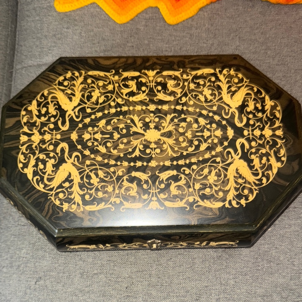 Exquisite Vintage Italian Inlaid Wood Music Box - Excellent Condition